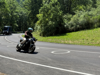 Ein Motorradfahrer passiert die Elipsen auf der Panoramastraße. Foto: Lenzen