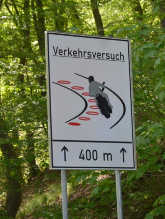 Schilder weisen auf den Verkehrsversuch hin