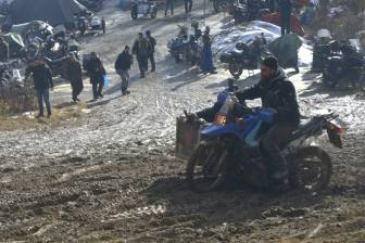 Mit dem Gespann durch den Schlamm. (Foto: Lenzen)