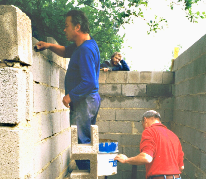 Klaus Schumacher (l.)  und Arno Keuser beim Bau der Hütte auf dem Eifelgelände 1989. Foto: Keuser