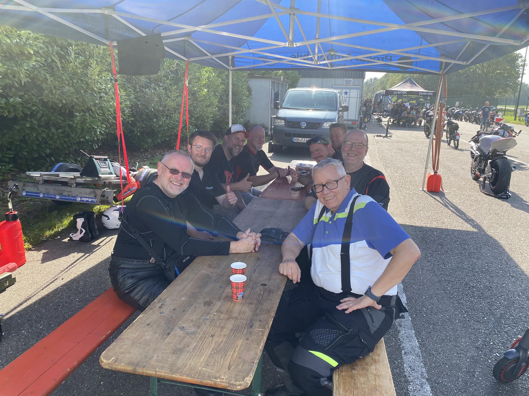 Pause mit den BMW-Fahrern, Foto: BVDM, Diewald Pause mit den BMW-Fahrern, Foto: BVDM, Diewald