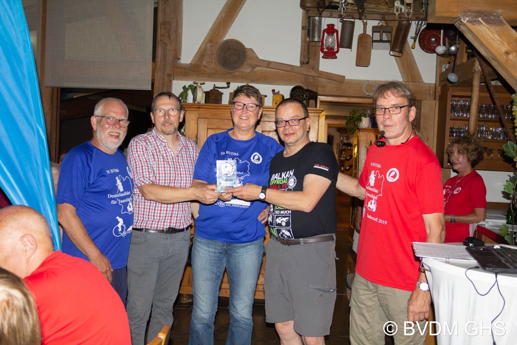Mannschaft des BVDM Vorstandes mit Michael Wilczynski (Referent Streckensperrungen), Michael Lenzen (1. Vorsitzender), Karin Karrasch (Beisitzerin Vorstand), Olaf Biethan (2. Vorsitzender), daneben Wolfgang Schmitz (Moderator, Referate Deutschlandfahrt und Elefantentreffen, Schatzmeister) v. l. n. r.