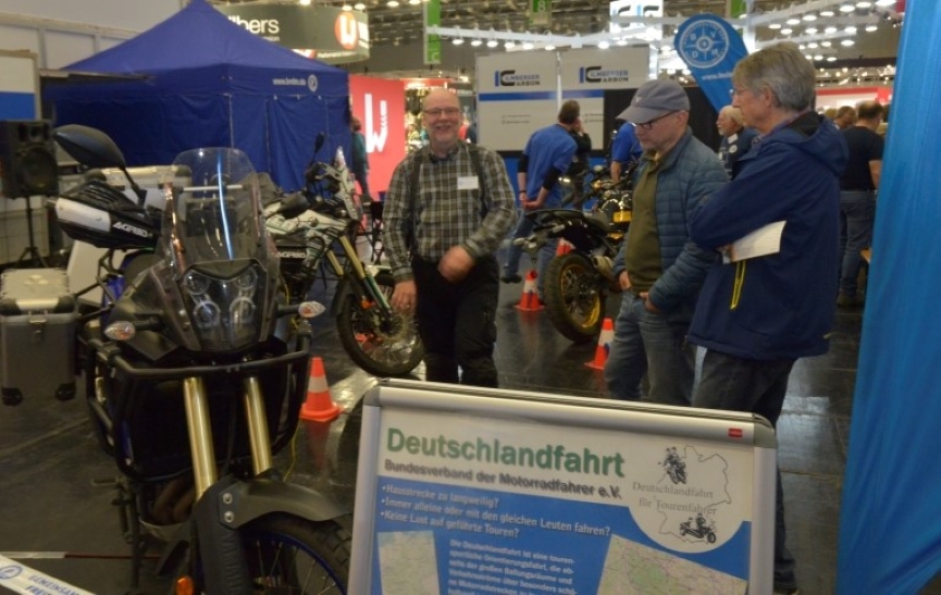 Markus Diewald im Gespräch mit Messebesuchern. Foto: Lenzen