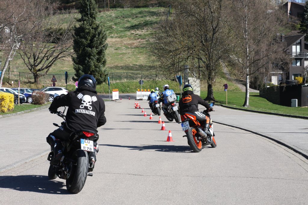 Besucher und Trainer auf dem Parcours. Fotos: Diewald