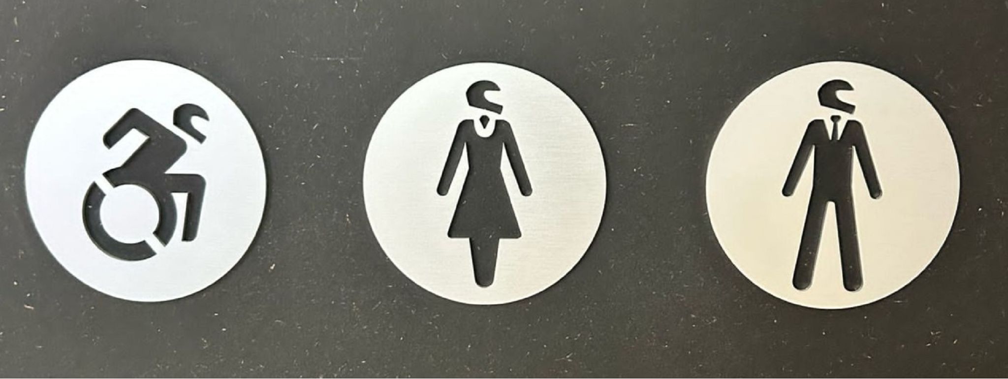 Man durfte auch ohne Helm auf die Toiletten im FIM-HQ.