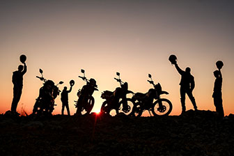 Motorradfahrer bei Sonnenuntergang