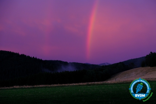 Abendlicher Regenbogen in der Eifel