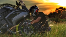 Motorradfahrer bei Sonnenuntergang