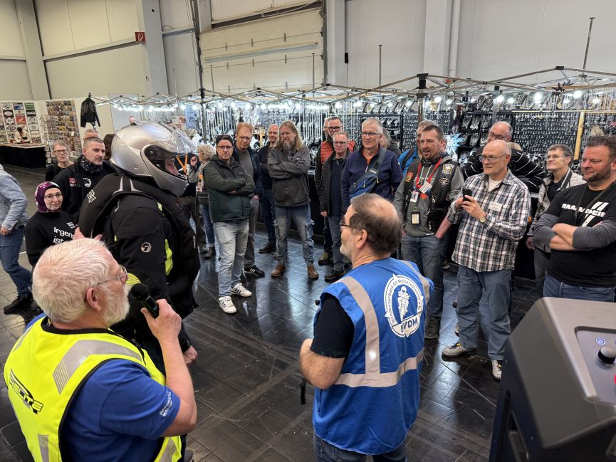 Vorführung einer Airbag-Weste am BVDM-Stand. (Foto: Lenzen)