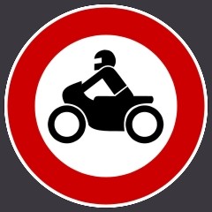 Dieses Schild verbietet Motorradfahrern die Durchfahrt.